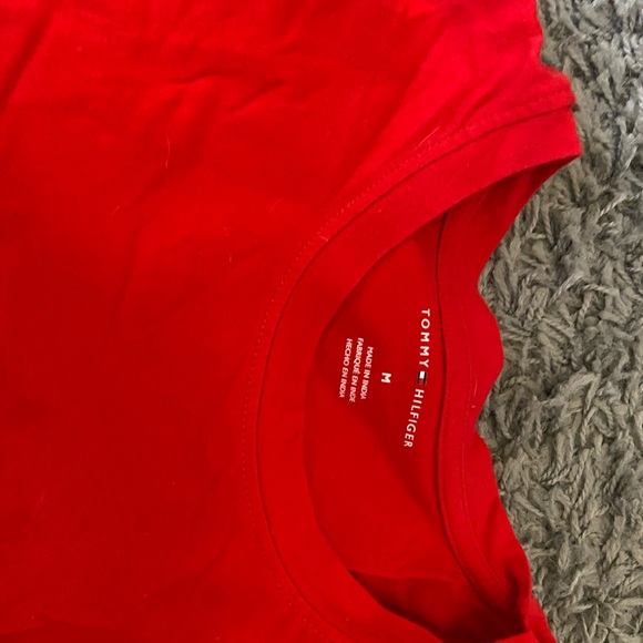 Red Tommy Hilfiger T-Shirt. Size m - Picture 2 of 2
